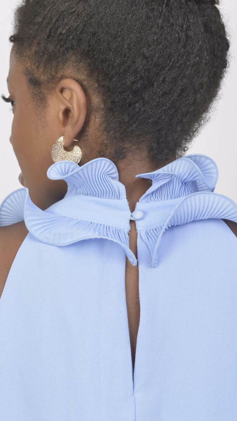 Imagem de Regata Azul em Crepe com Gola Plissada - Elegância e Leveza para Seu Look